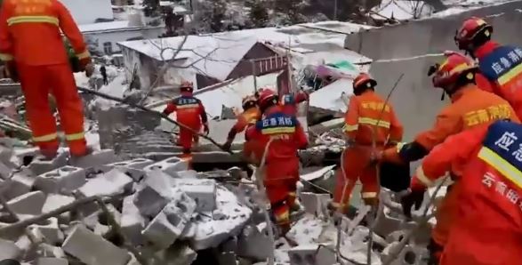 दर्दनाक हादसा- पहाड़ का हिस्सा टूटने से भूस्खलन, 44 लोग दबे, कई घर तबाह