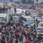 सड़कों पर उतरे वाहन चालकों की हड़ताल का दूसरा दिन आज, सर पर सामान लादे यात्रियों की हालत खराब 