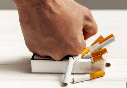 पैसिव स्मोकिंग से शरीर को होती हैं कई हानियां, सिगरेट पीने वालों से बनाएं दूरी