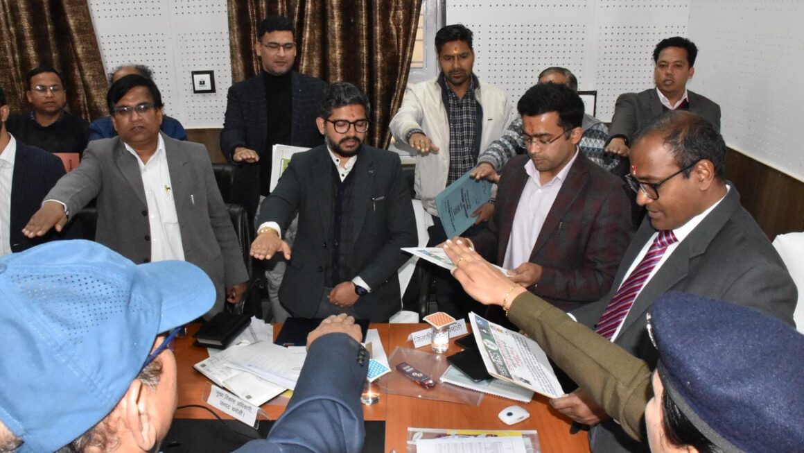 मुख्य निर्वाचन अधिकारी ने चमोली जिले में चुनाव तैयारियों का लिया जायजा