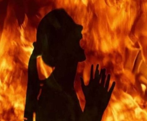 पति ने पत्नी को किया आग के हवाले, हत्या का मामला दर्ज