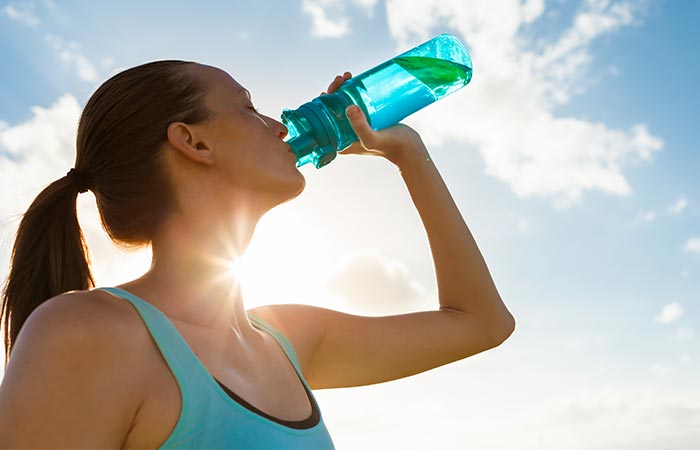 गर्मियों में महिलाओं को एक दिन में कितना पानी पीना चाहिए और क्यों?