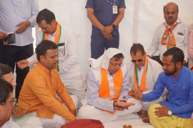 मुख्यमंत्री पुष्कर सिंह धामी ने आईडीपीएल हॉकी मैदान पहुंचकर किया भूमि पूजन