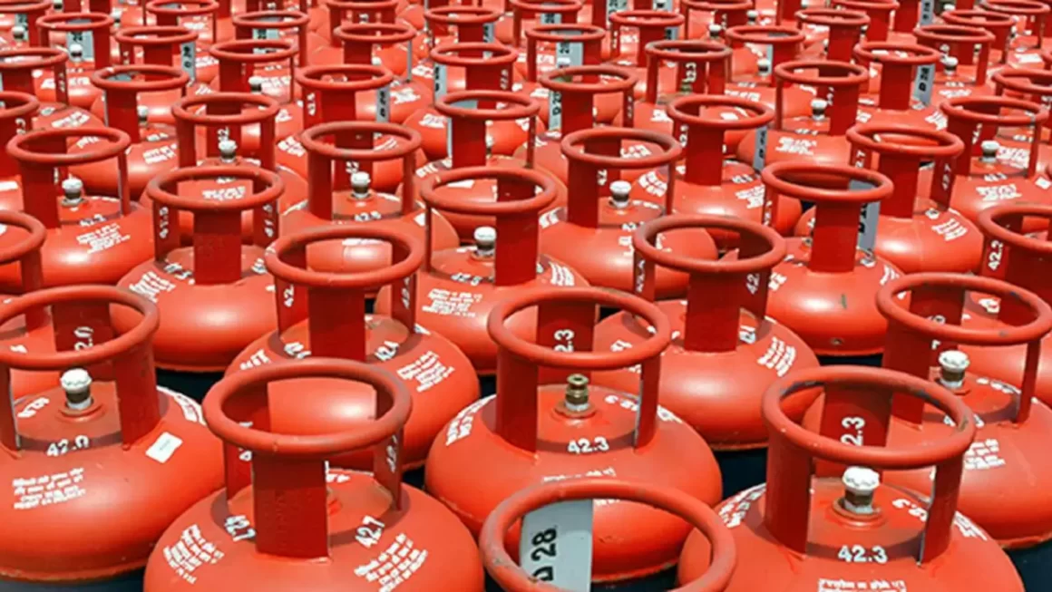 सस्ता हुआ LPG सिलेंडर, हवाई ईंधन के दाम बढ़े, देशभर में नई कीमतें आज से लागू