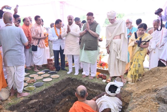 राधा बांके बिहारी मंदिर निर्माण के भूमि पूजन कार्यक्रम में प्रतिभाग करते कैबिनेट मंत्री गणेश जोशी