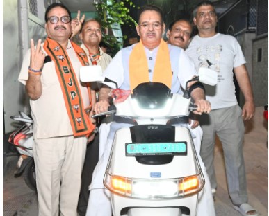 दिल्ली की गलियों में दुपहिया वाहन पर प्रचार के लिए निकले कैबिनेट मंत्री गणेश जोशी