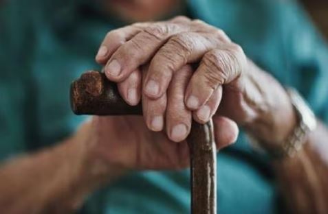 बुजुर्गों की सेहत और चुनौतियां, पारिवारिक और सामाजिक उपेक्षा बढ़ रहा संकट