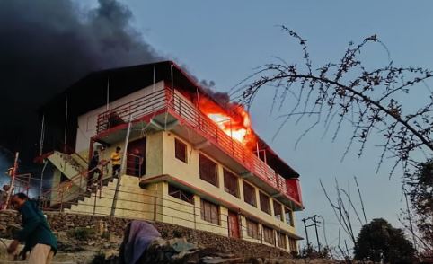 जंगल में लगी आग की चिंगारी ने वैडिंग प्वाइंट में रखे दस लाख रुपये के सामान को जलाकर किया राख 