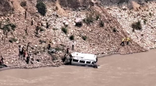 रुद्रप्रयाग में बड़ा हादसा- 15 से 16 यात्रियों को लेकर जा रहा टैंपो ट्रैवलर अलकनंदा नदी में गिरा 