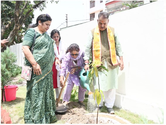 विश्व पर्यावरण दिवस के अवसर पर मंत्री गणेश जोशी ने अपने शासकीय आवास पर किया वृक्षारोपण