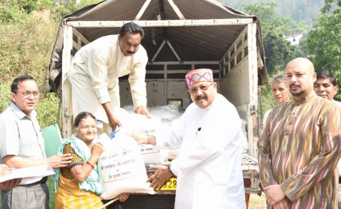 महाराज ने आपदा प्रभावित ग्राम सुकई के परिवारों को राहत सामग्री की वितरित