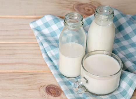 गर्मियों में दूध को खट्टा होने से रोकने के लिए अपनाएं ये 5 आसान टिप्स