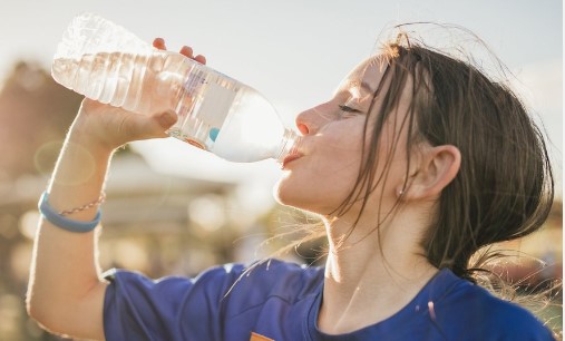 उठते-बैठते पी रहे प्लास्टिक की बोतल में पानी, जान लें कितनी खतरनाक हो सकती है आपकी ये आदत