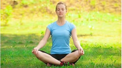 रोजाना कुछ मिनट बैठे-बैठे करें ये 5 योगासन, वजन घटाने में मिलेगी मदद