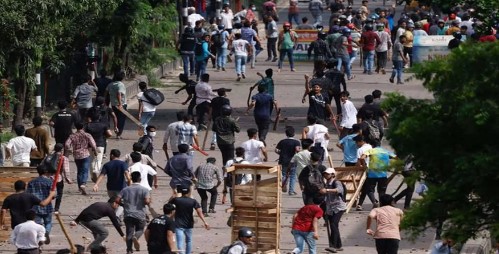 बांग्लादेश में आरक्षण विरोधी हिंसा भड़कने के बाद लगा सख्त कर्फ्यू, लोगों का भारत लौटने का सिलसिला जारी 