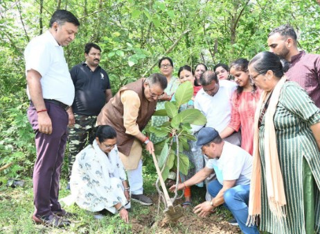 कृषि मंत्री गणेश जोशी ने लोकपर्व हरेला के अवसर पर विभिन्न स्थानों पर किया वृक्षारोपण 
