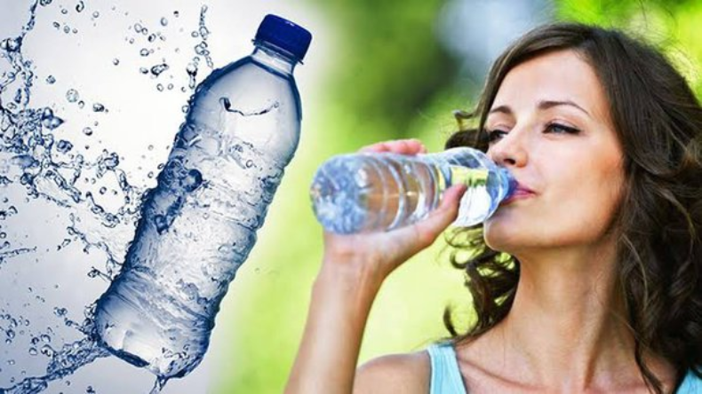 प्लास्टिक की बोतल में लगातार पानी पी रहे हैं आप? हो सकती है ये जानलेवा बीमारी