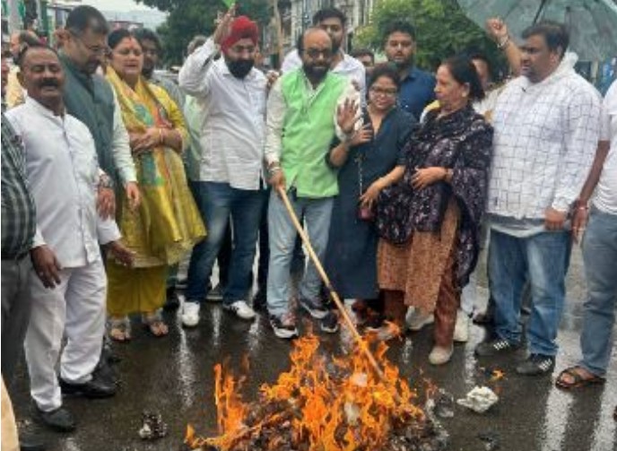 राहुल गांधी पर टिप्पणी के विरोध में कांग्रेस ने भाजपा का पुतला फूंका