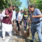 कैबिनेट मंत्री गणेश जोशी ने स्वच्छता ही सेवा कार्यक्रम में प्रतिभाग कर सड़क पर झाड़ू लगाकर दिया स्वच्छता का संदेश 