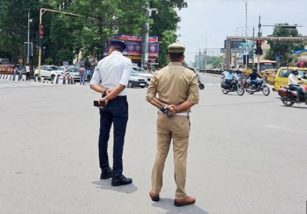 पुलिस ने खुलेआम जाम छलकाने वालों पर शिकंजा कसते हुए 23 लोगों का किया चालान