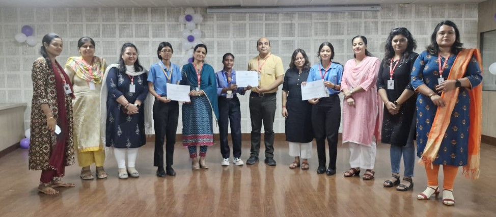 हिंदी कहानी लेखन में प्रिया प्रथम, रोजी द्वितीय और आकांक्षा तृतीय स्थान पर रहीं