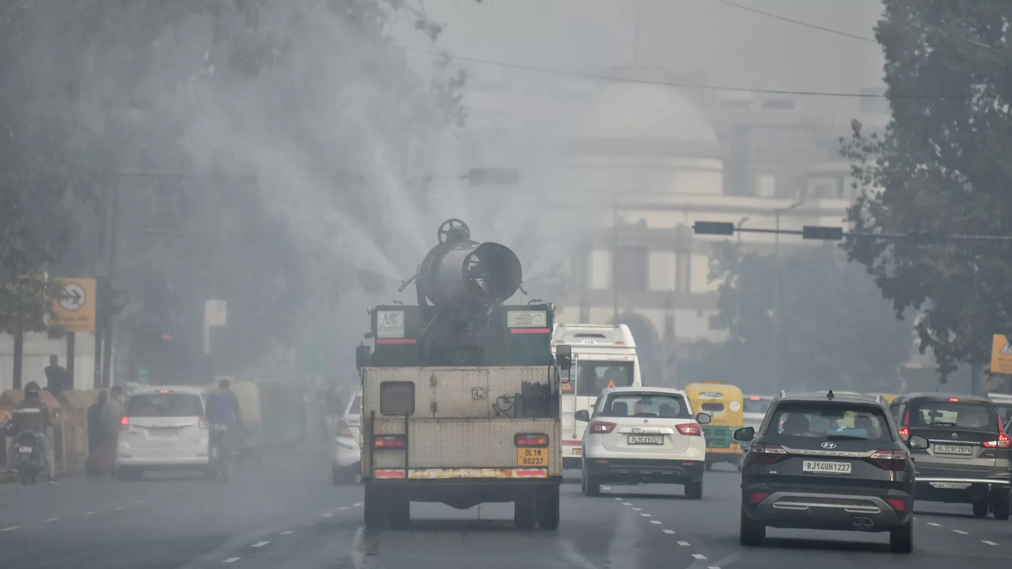 दिल्ली की हवा में नहीं कोई सुधार, AQI 352 के पार, प्रदूषण से बढ़ीं स्वास्थ्य समस्याएं