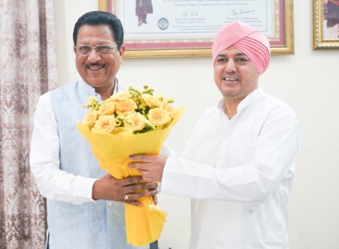 सूर्यकांत धस्माना ने झंडा साहेब के महंत देवेंद्र दास को दी जन्मदिवस की शुभकामनाएं