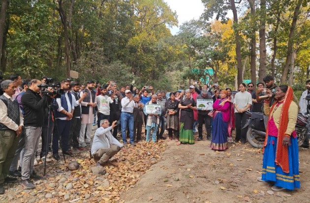 मार्ग चौड़ीकरण के नाम पर करीब 3300 पेड़ों को काटने के विरोध में सड़क पर उतरे पर्यावरण प्रेमी 