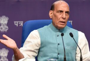 रक्षा मंत्री राजनाथ सिंह ने शीर्ष सैन्य अधिकारियों के साथ की बैठक, सीमा पर किसी भी स्थिति से निपटने की तैयारियों पर चर्चा