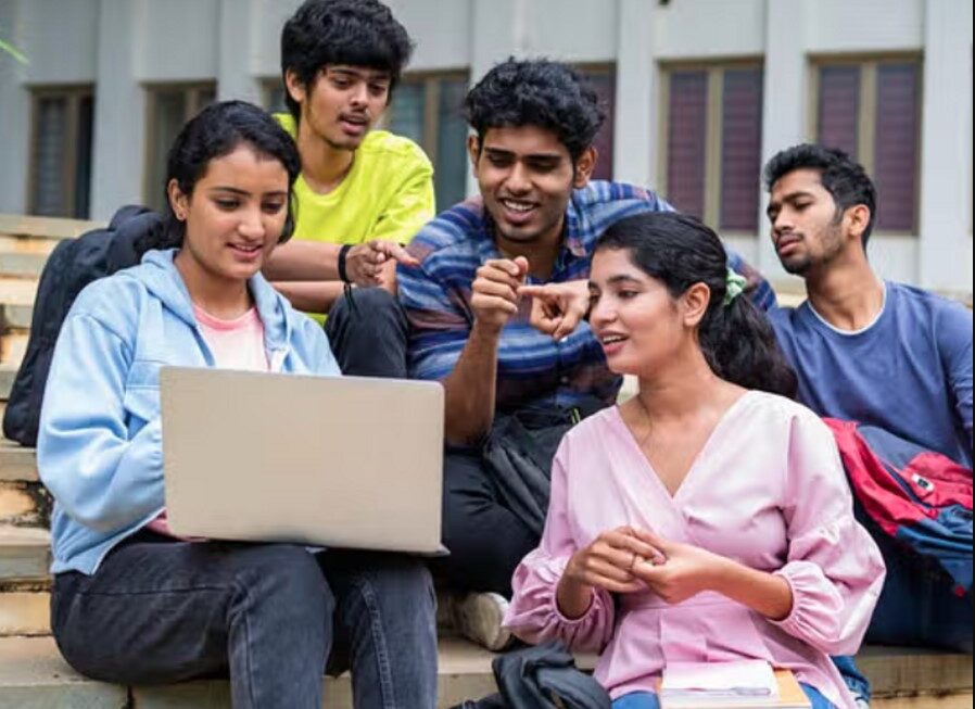 अमेरिका में विदेशी छात्रों के लिए नियम सख्त, बीच में पढ़ाई छोड़ने पर रद्द हो सकता है वीजा