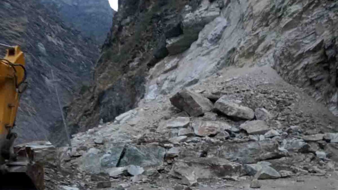 भारी बारिश से बदरीनाथ हाईवे बंद, सुबह 9 बजे बहाल — कई सड़क मार्ग अब भी प्रभावित