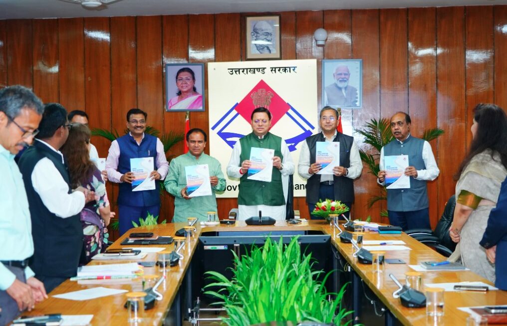 सेतु आयोग ने मुख्यमंत्री धामी को सौंपी सशक्तिकरण रिपोर्ट