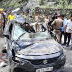 जोशीमठ के पाताल गंगा क्षेत्र में पहाड़ी से पत्थर गिरने से कार सवार दो व्यक्ति हुए घायल एक की हुई मौत