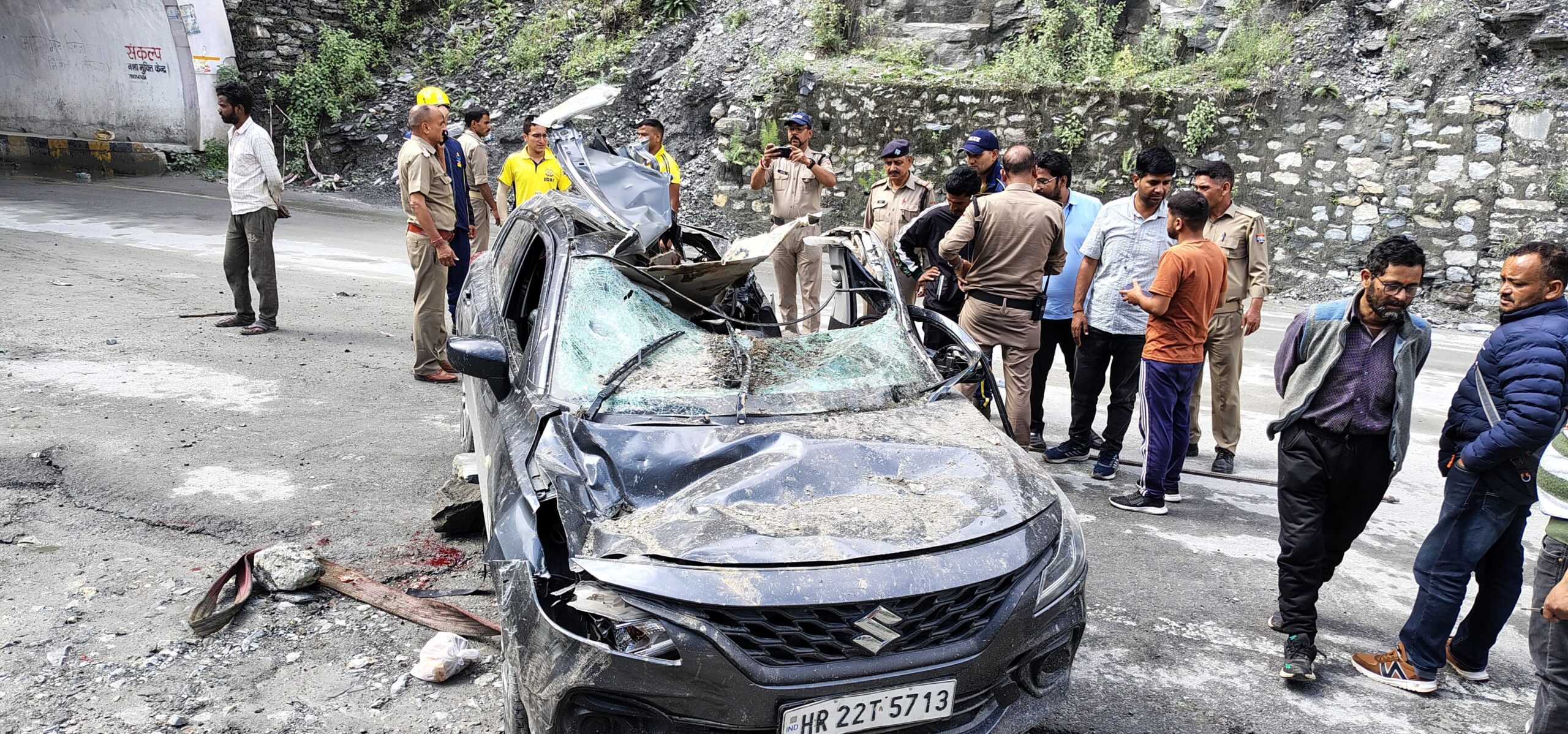 जोशीमठ के पाताल गंगा क्षेत्र में पहाड़ी से पत्थर गिरने से कार सवार दो व्यक्ति हुए घायल एक की हुई मौत