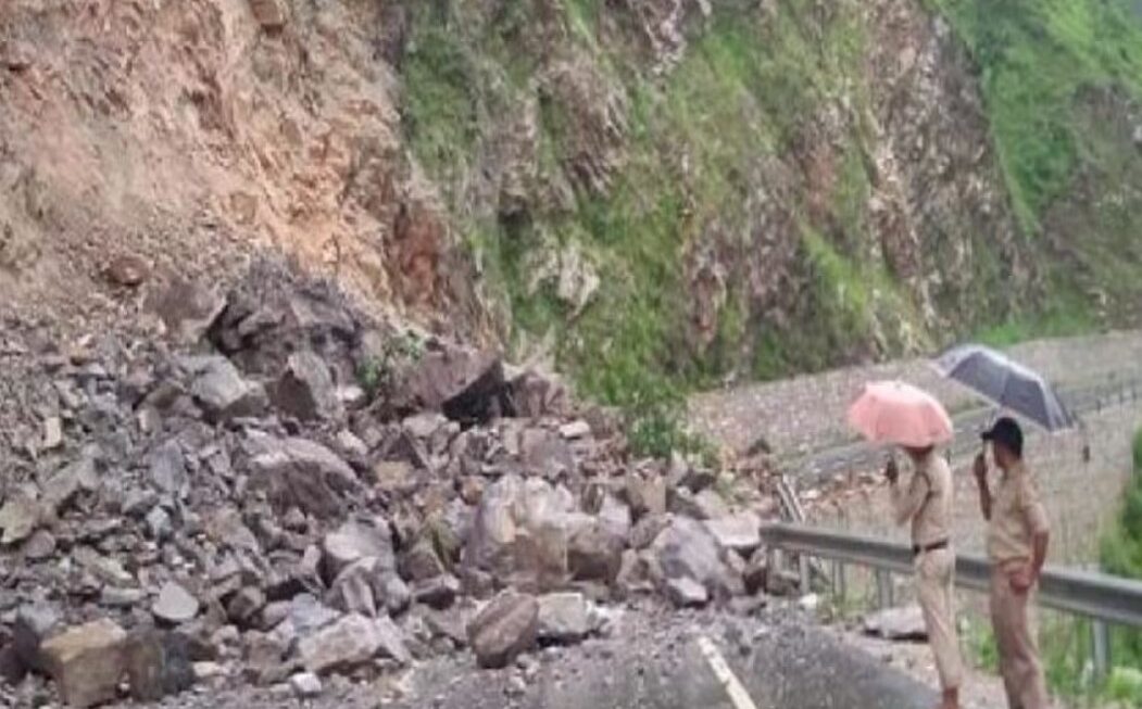 गंगोत्री-यमुनोत्री मार्ग पर भूस्खलन का खतरा, रात 9 से सुबह 5 बजे तक वाहनों की आवाजाही पर लगी रोक