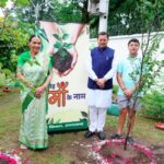 मुख्यमंत्री धामी ने ‘एक पेड़ मां के नाम’ अभियान के अन्तर्गत अपनी माताजी के साथ किया पौधारोपण