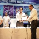 फ्रंटलाइन वर्कर्स और आशा कार्यकर्ताओं को जिलाधिकारी ने किया सम्मानित