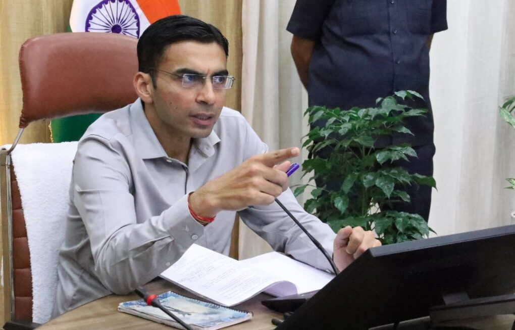 डीएम की सख्ती से विधवा को मिला न्याय, बैंक ने लौटाए कागज और माफ किया ऋण