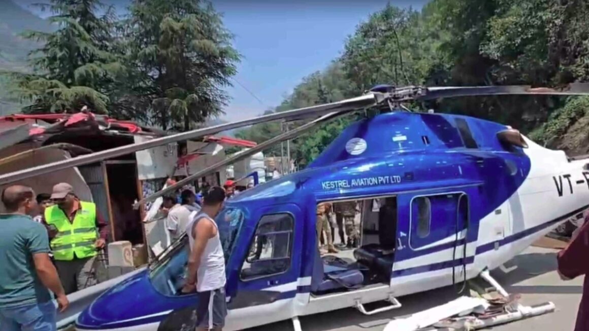 रुद्रप्रयाग में बड़ा हादसा टला, हेलीकॉप्टर में आई तकनीकी खराबी, सड़क पर करवाई इमरजेंसी लैंडिंग