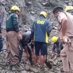 यमुनोत्री पैदल मार्ग पर भूस्खलन, मलबे में दबे कई यात्री; SDRF ने किया रेस्क्यू