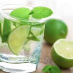 खाली पेट गुनगुना नींबू पानी पीना बन सकता है आपकी सेहत का रक्षक, आइये जानते हैं इसके फायदे