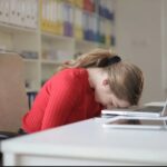 पूरी नींद लेने के बाद भी दिनभर थकान और सुस्ती क्यों? आइये जानते हैं इसकी असली वजह