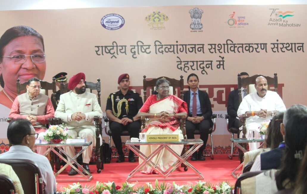 दृष्टिबाधित बच्चों की प्रस्तुति से भावुक हुई राष्ट्रपति मुर्मू, मंच पर ही छलके आंसू