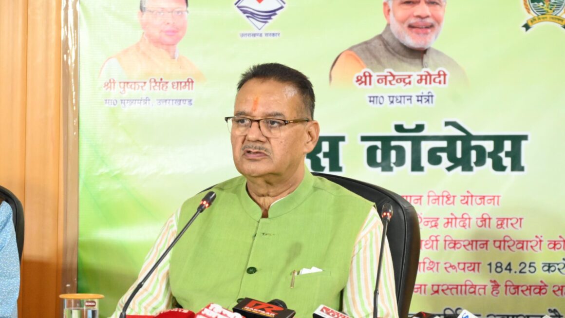 आगामी 02 अगस्त को पीएम किसान सम्मान निधि की 20 वीं किश्त जारी किए जाने के संबंध में प्रेस वार्ता करते कृषि मंत्री गणेश जोशी।