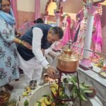 श्रावण मास के सोमवार के पावन अवसर पर भगवान शिव का जलाभिषेक करते कैबिनेट मंत्री गणेश जोशी और उनकी धर्म पत्नी निर्मला जोशी।