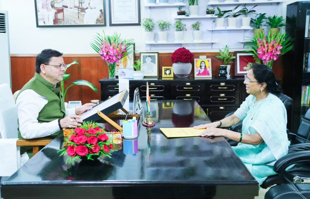 राज्य महिला आयोग की अध्यक्ष कुसुम कण्डवाल ने सीएम धामी से की शिष्टाचार भेंट