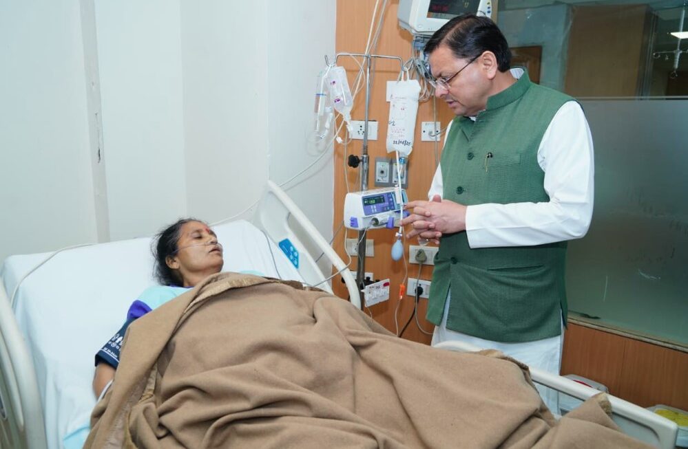 मुख्यमंत्री धामी ने अस्पताल पहुंचकर विधायक मुन्नी देवी शाह का जाना हाल