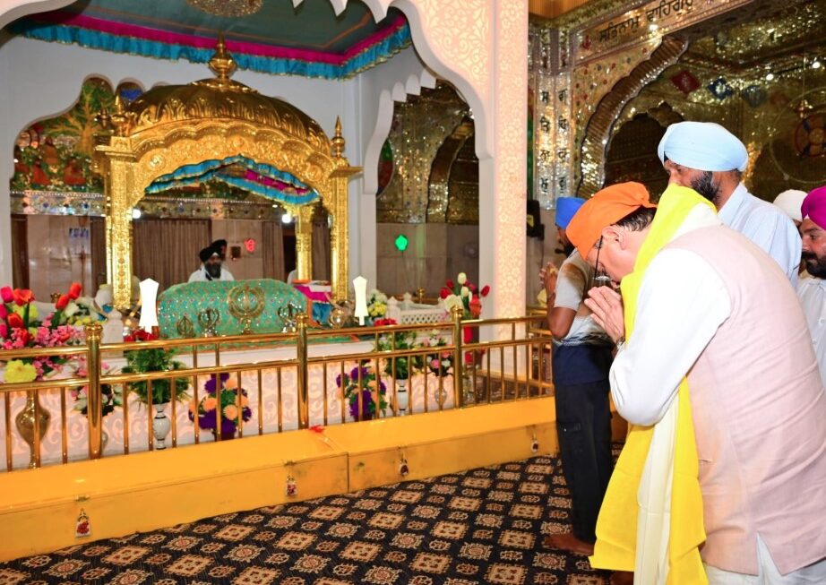 मुख्यमंत्री धामी ने नानकमत्ता साहिब में टेका मत्था