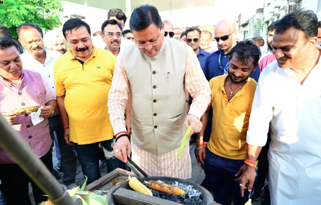 मुख्यमंत्री धामी ने सड़क किनारे भूना भुट्टा, वृद्धा को अपने हाथों से किया भेंट