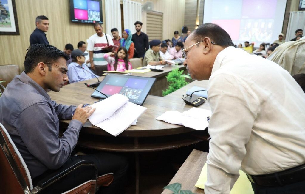 जिलाधिकारी सविन बंसल की सख्त कार्रवाई, लापरवाह कानूनगो को किया निलंबित